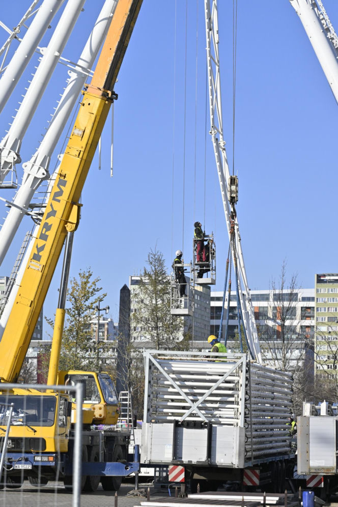 Dziwny obiekt w centrum Warszawy. Co tu powstaje? Stolica już stroi się na Boże Narodzenie!