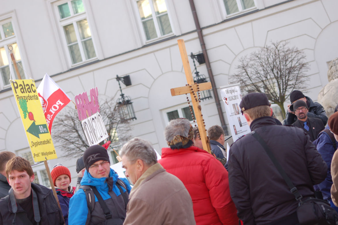 II rocznica SMOLEŃSKA: OBROŃCZY KRZYŻA znów przed Pałacem Prezydenckim