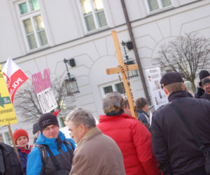 II rocznica SMOLEŃSKA: OBROŃCZY KRZYŻA znów przed Pałacem Prezydenckim