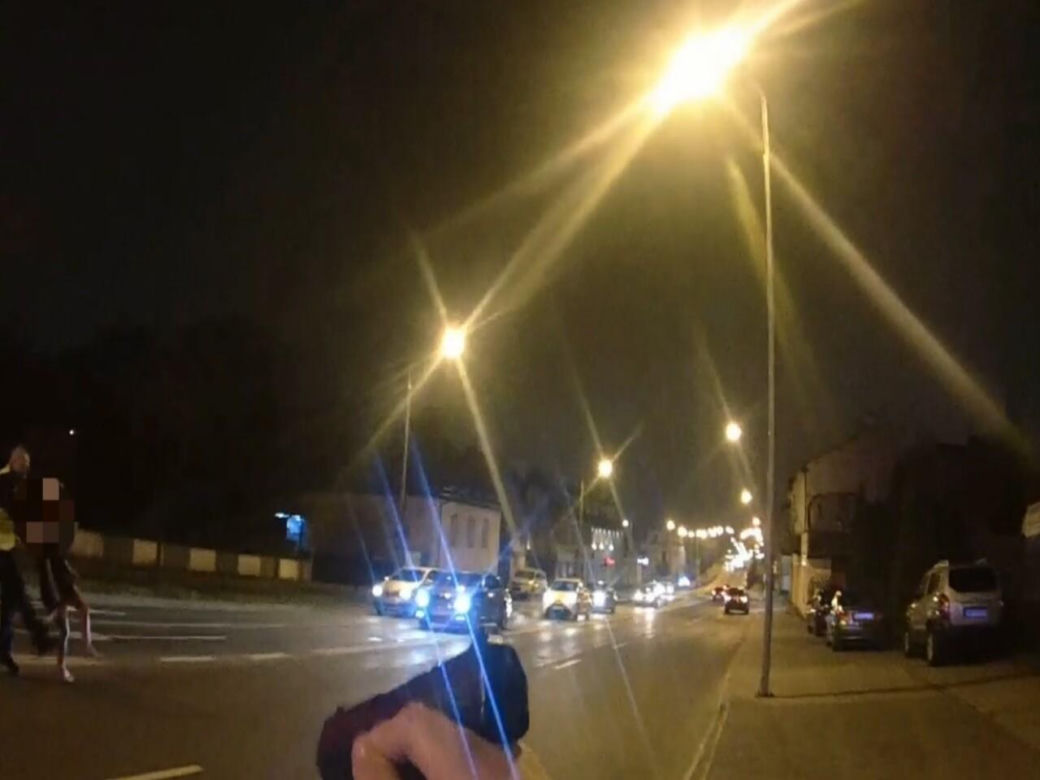 Radom. 26-latka uzbrojona w nóż. Dramatyczna interwencja policji na środku ulicy. Jest nagranie