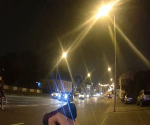 Radom. 26-latka uzbrojona w nóż. Dramatyczna interwencja policji na środku ulicy. Jest nagranie