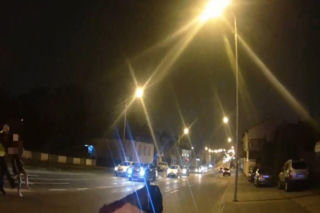 Radom. 26-latka uzbrojona w nóż. Dramatyczna interwencja policji na środku ulicy. Jest nagranie