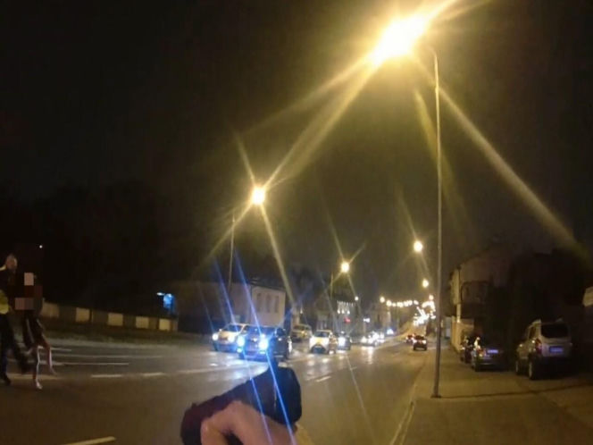 Radom. 26-latka uzbrojona w nóż. Dramatyczna interwencja policji na środku ulicy. Jest nagranie