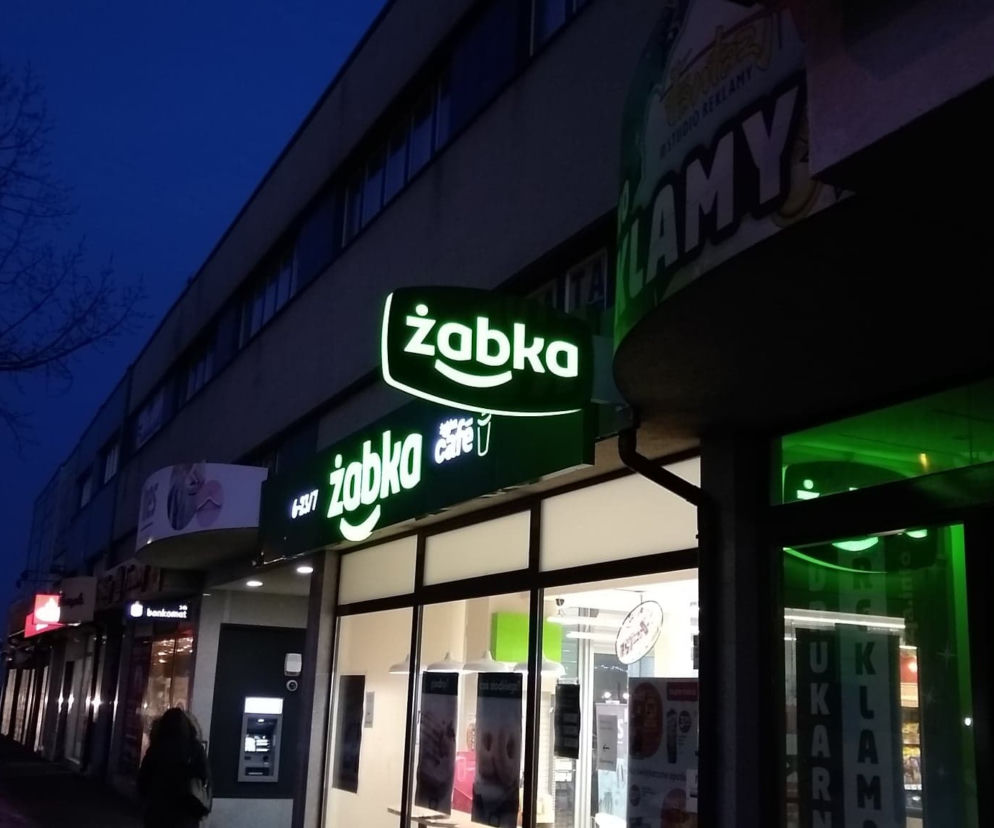 Szyld sklepu Żabka oświetlony po zmroku. O tym, czy 15 sierpnia sklepy będą otwarte, przeczytasz na Eska.