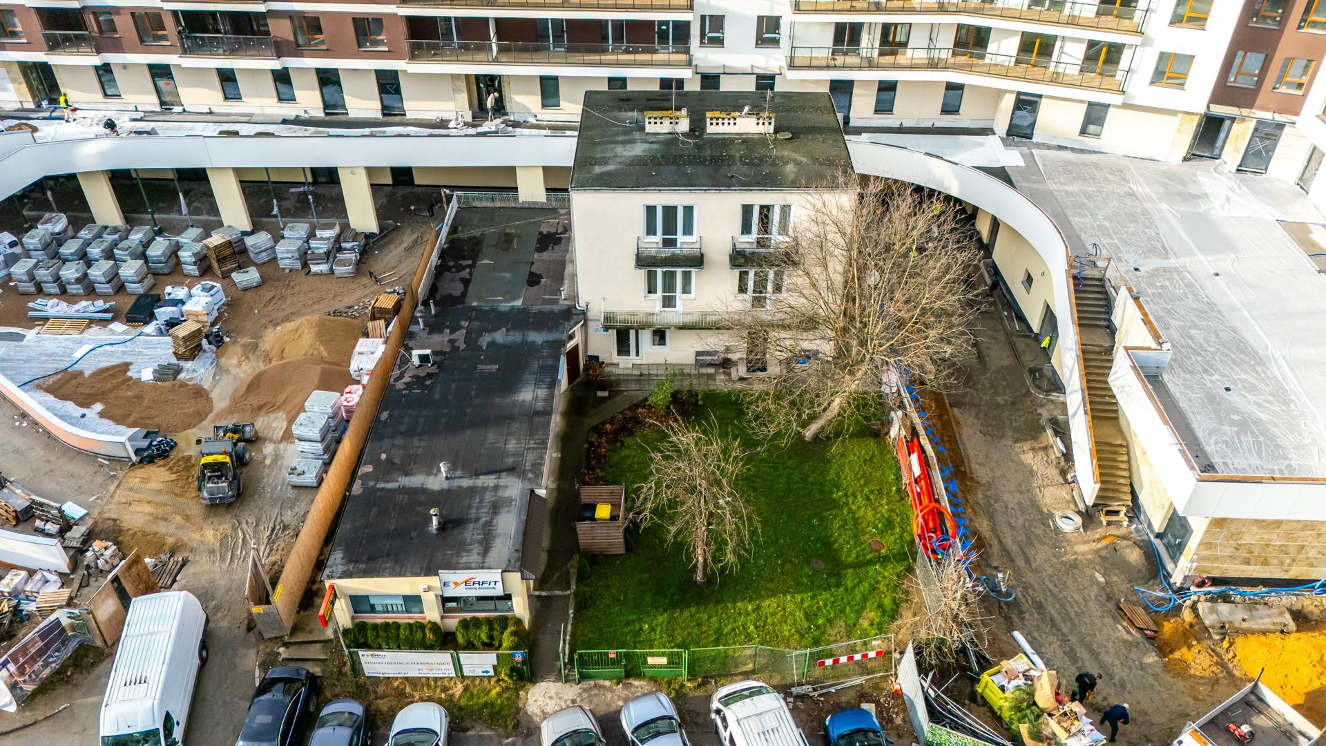 Dom otoczony blokiem przy ul. Bacha 35 w Warszawie