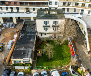 Dom otoczony blokiem przy ul. Bacha 35 w Warszawie