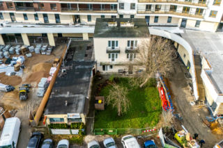 Dom otoczony blokiem przy ul. Bacha 35 w Warszawie