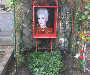 Skrzynka na listy na grobie Kory. Kora Jackowska