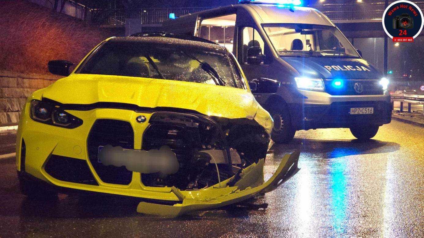 Kraksa w centrum Warszawy. Kanarkowe BMW roztrzaskało się na barierkach