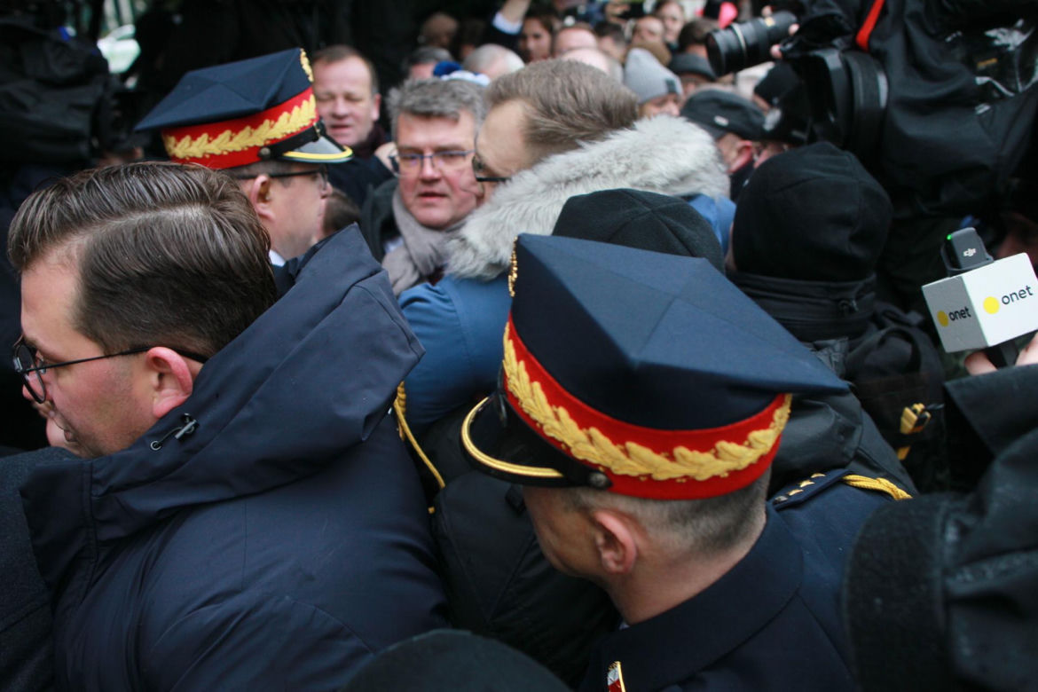 5. posiedzenie Sejmu X kadencji. Przed Sejmem stawili się Maciej Wąsik i Mariusz Kamiński w otoczeniu posłów PiS