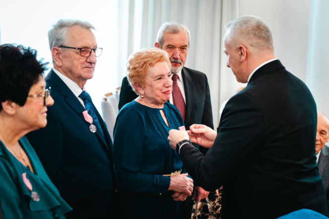 Złoty Gody par małżeńskich w Siedlcach - wręczenie pamiątkowych medali