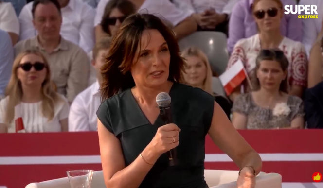 Dorota Gawryluk na debacie przed Pałacem Prezydenckim