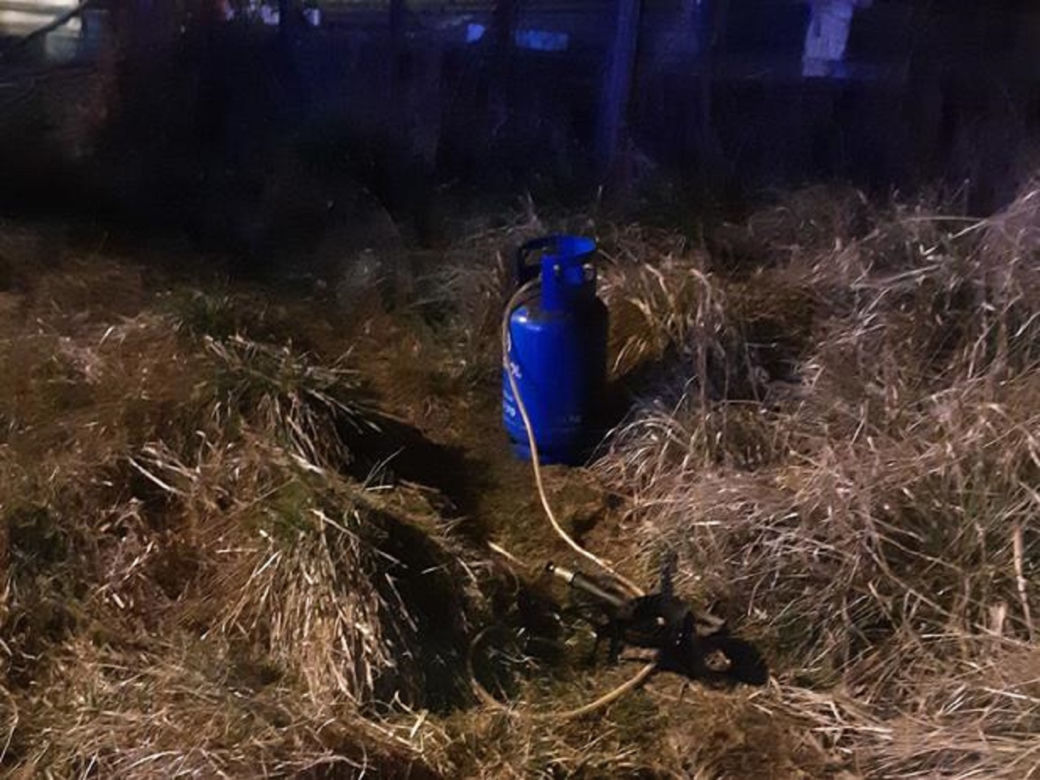 W Tarnowie zapalił się drewniany dom. Nie żyje 73-letni mężczyzna