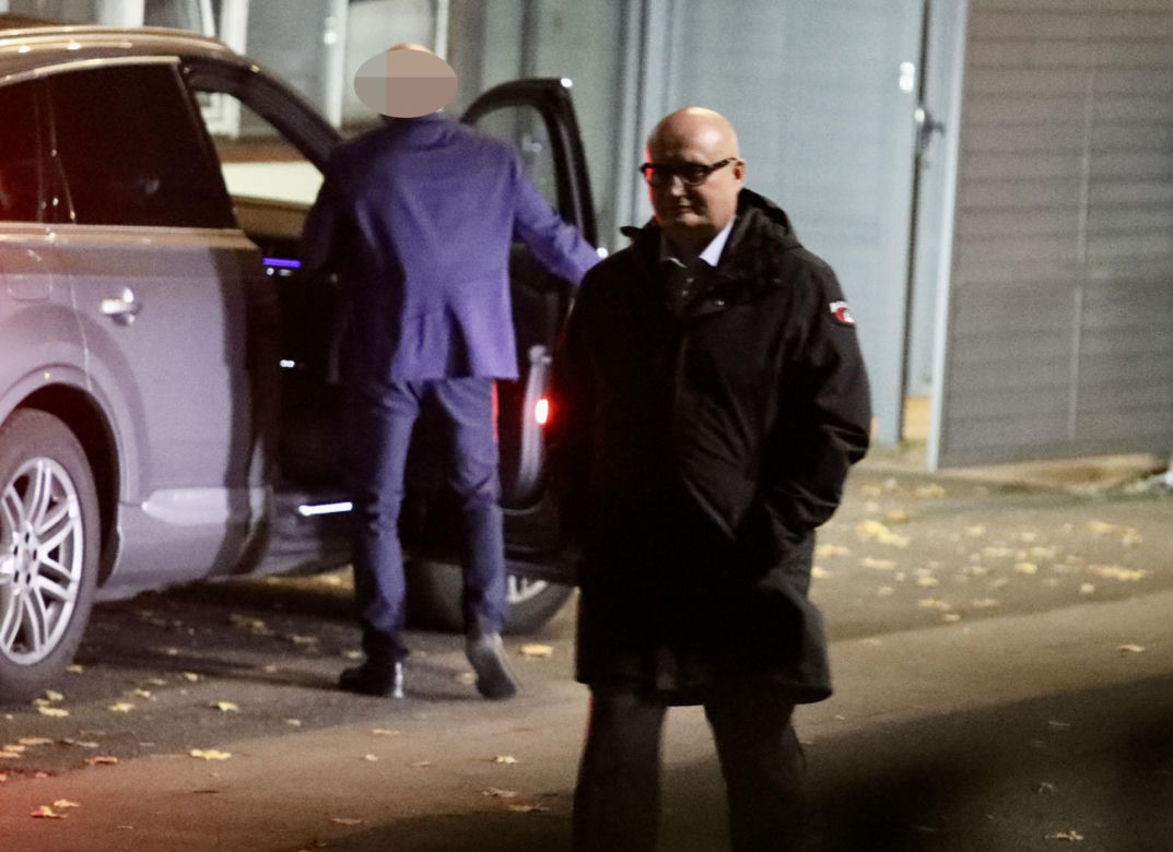 Narada PiS na Nowogrodzkiej. Długie rozmowy po spotkaniu z prezydentem Dudą