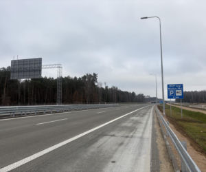 Na autostradzie A2 na wschód od Warszawy prace idą pełną parą, zarówno w dzień, jak i po zmroku