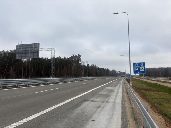 Na autostradzie A2 na wschód od Warszawy prace idą pełną parą, zarówno w dzień, jak i po zmroku