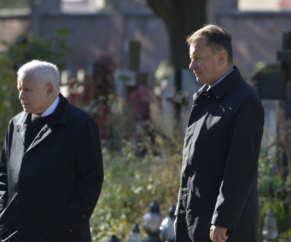 Jarosław Kaczyński na Powązkach i przed pomnikiem brata. Prezes PiS nie zapomina o kolejnej miesięcznicy
