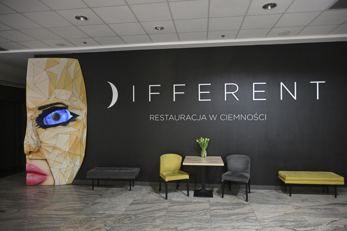 „Jedzenie w ciemności smakuje inaczej”. To jedyna taka restauracja w Warszawie. Odwiedziła ją nawet pierwsza dama
