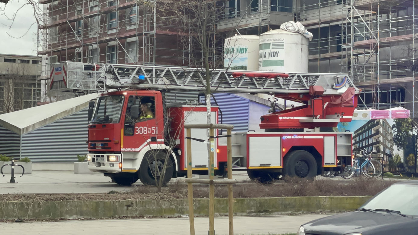 Kłęby dymu nad Pragą-Południe. Pożar na budowie
