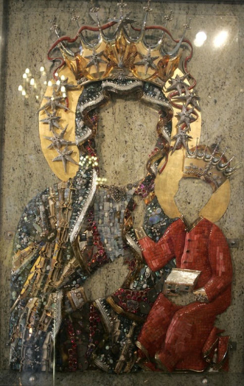 Fragment tupolewa na sukni obrazu Matki Boskiej Częstochowskiej 