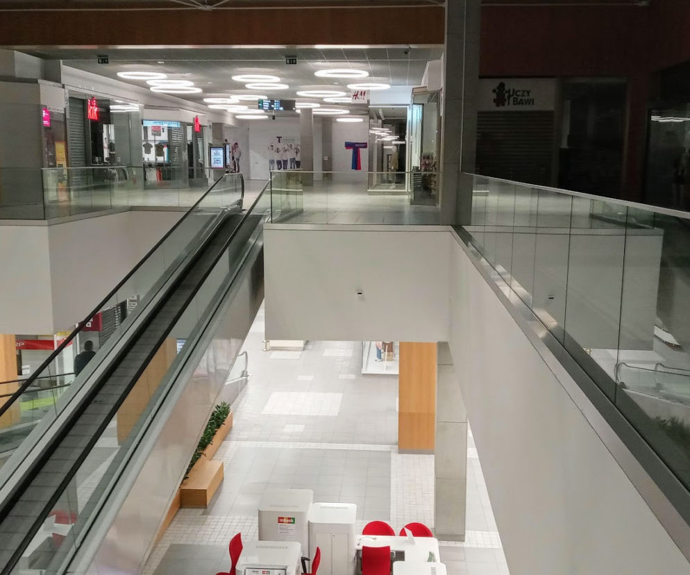 Pusta galeria handlowa