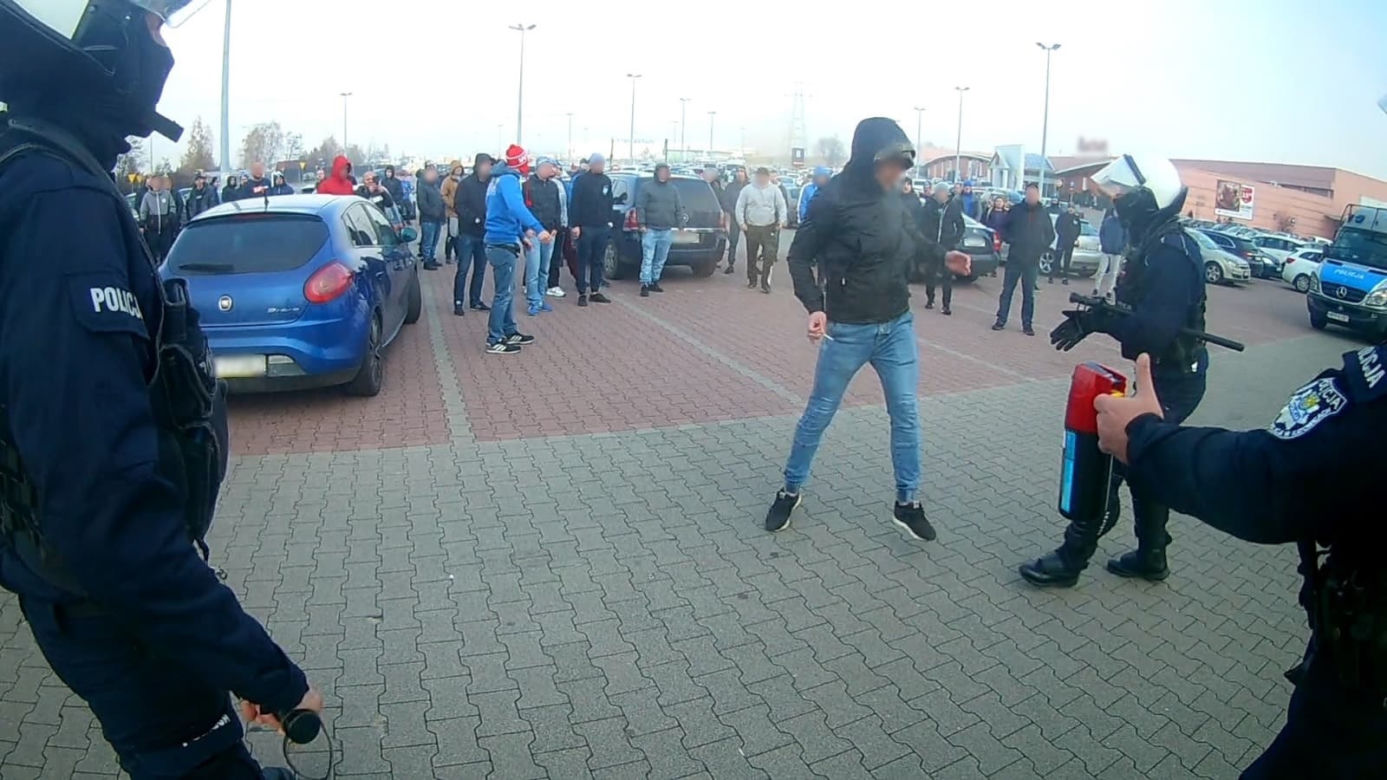 Policja powstrzymała chuliganów przed bójką [ZDJĘCIA]