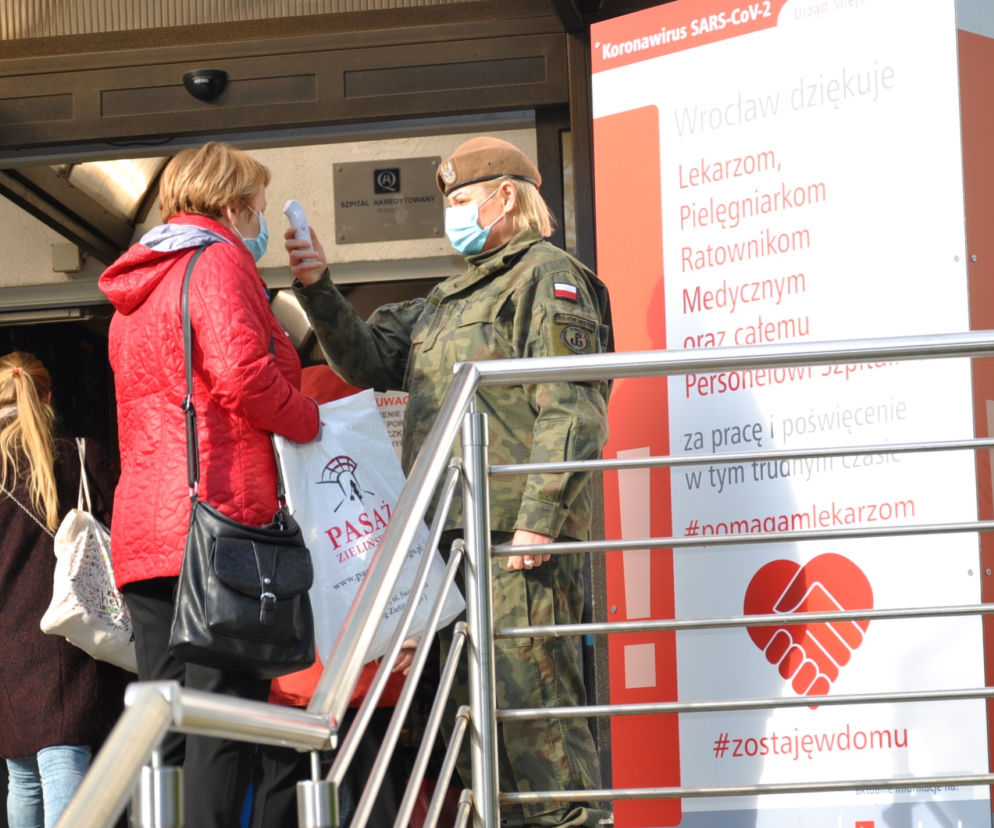Żołnierze Wojsk Obrony Terytorialnej pomagają w tej chwili w ośmiu szpitalach na Dolnym Śląsku