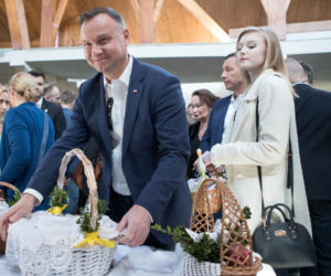 Kinga Duda z ojcem i dziadkiem na wielkanocnym święceniu 