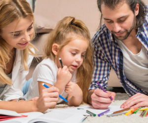 Jak stawiać granice dziadkom. Te proste zasady pomogą uniknąć konfliktów o wychowanie dziecka