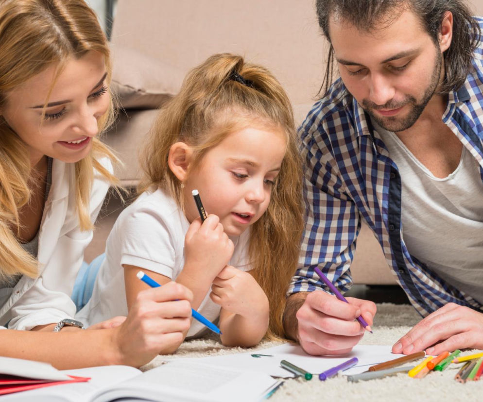 Jak stawiać granice dziadkom. Te proste zasady pomogą uniknąć konfliktów o wychowanie dziecka