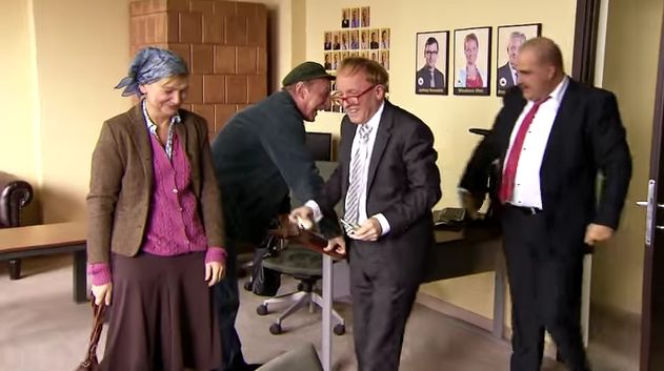 Ranczo 10 sezon. Solejukowa (Katarzyna Żak), Solejuk (Sylwester Maciejewski), Czerepach (Artur Barciś), wójt Kozioł (Cezary Żak)