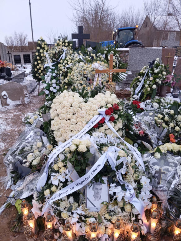 Grób 18-letniego Adama utonął w kwiatach