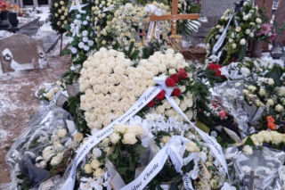 Grób 18-letniego Adama utonął w kwiatach