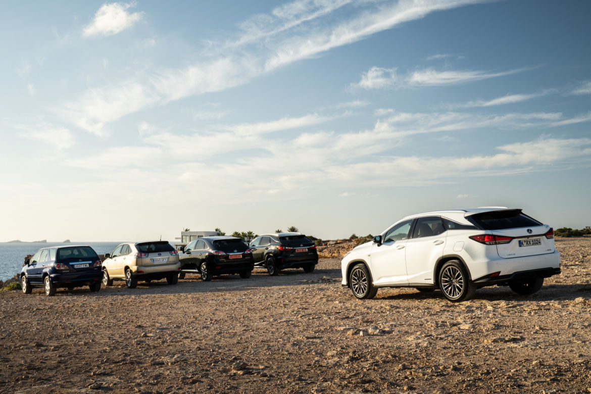 Lexus RX wszystkich generacji - tak zmieniał się SUV