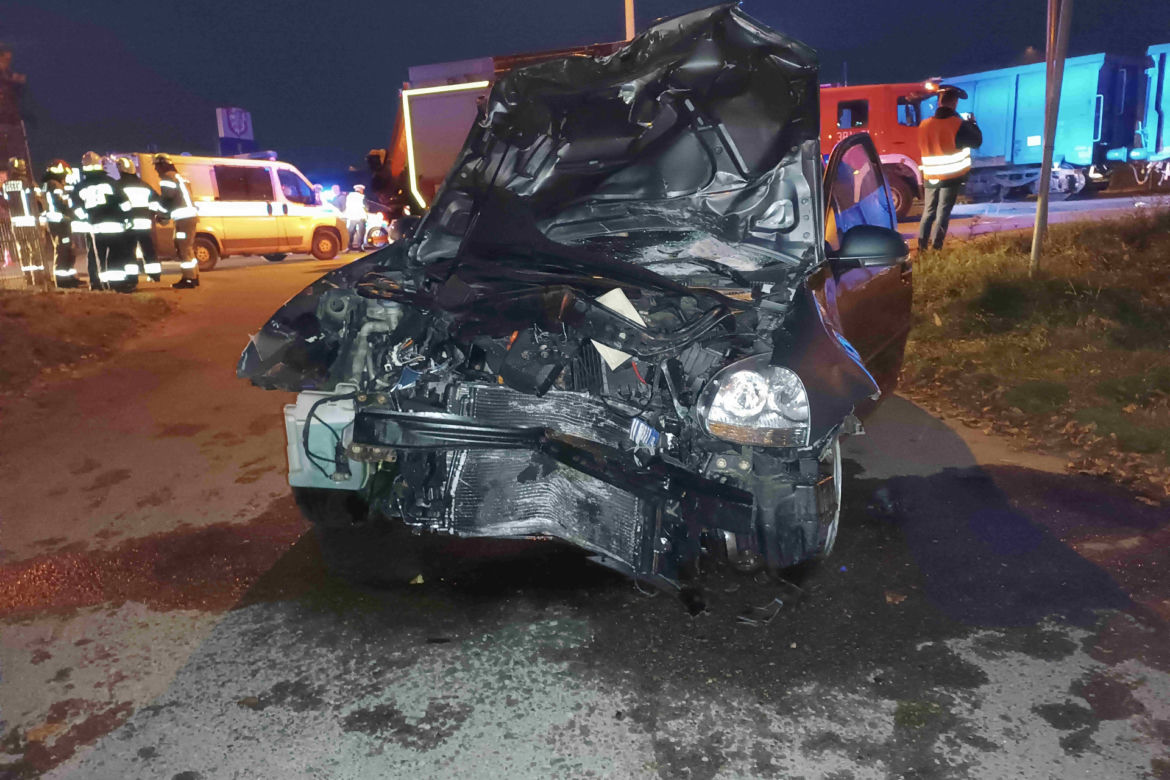 Pociąg towarowy zmiażdżył małego Volkswagena. Potem wydarzył się cud 