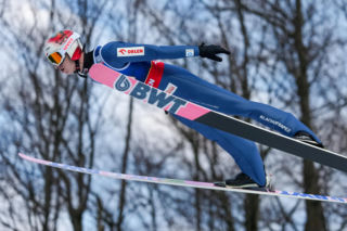Koszmar polskiego skoczka w Engelbergu! Za to 18-letni Kacper Tomasiak w czołówce