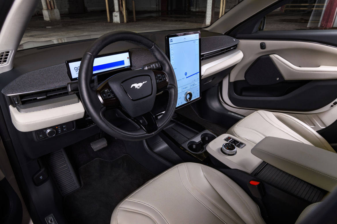 Ford Mustang Mach-E z pakietem Frost White