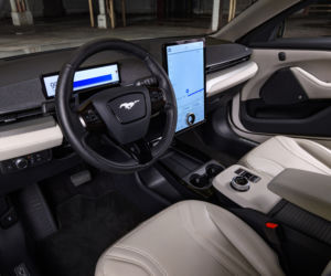 Ford Mustang Mach-E z pakietem Frost White