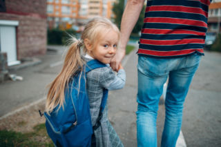 Gmina wypłaca pieniądze na szkołę, ale nie każdemu. Liczy się ten zapis
