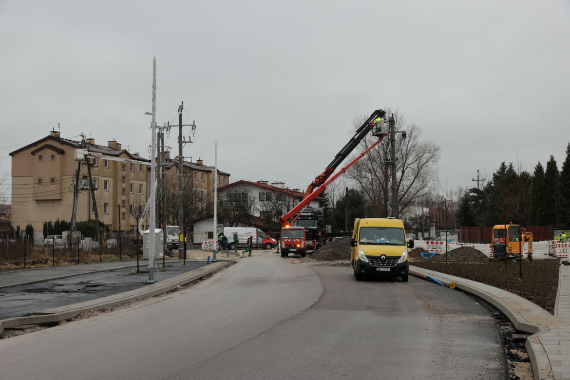 Budowa ronda wstrzymana przez słup energetyczny stojący na środku. Urzędniczy absurd na ul. Kadetów 