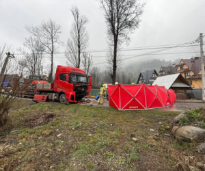 Potworna kraksa osobówki z ciężarówką. Nie żyje poszkodowany mężczyzna
