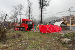 Potworna kraksa osobówki z ciężarówką. Nie żyje poszkodowany mężczyzna