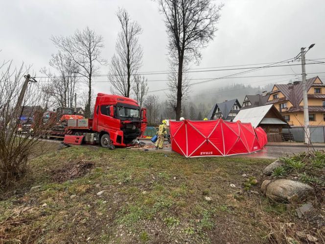 Potworna kraksa osobówki z ciężarówką. Nie żyje poszkodowany mężczyzna