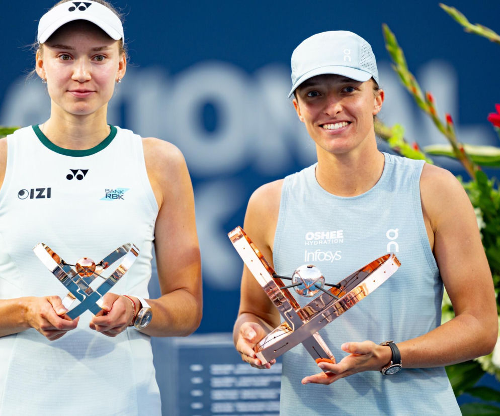 Uśmiechnięte Iga Świątek i Jelena Rybakina z trofeami. O ich meczu w Cincinnati przeczytasz na SE Supersport.