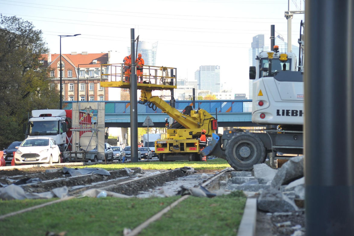 Kierowcy mają dość rozkopanej Woli. Z korka wjeżdżają w kolejny korek 
