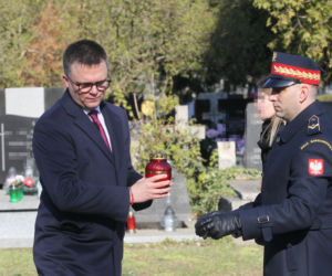 Hołowania klęknął przed grobem ofiary katastrofy smoleńskiej