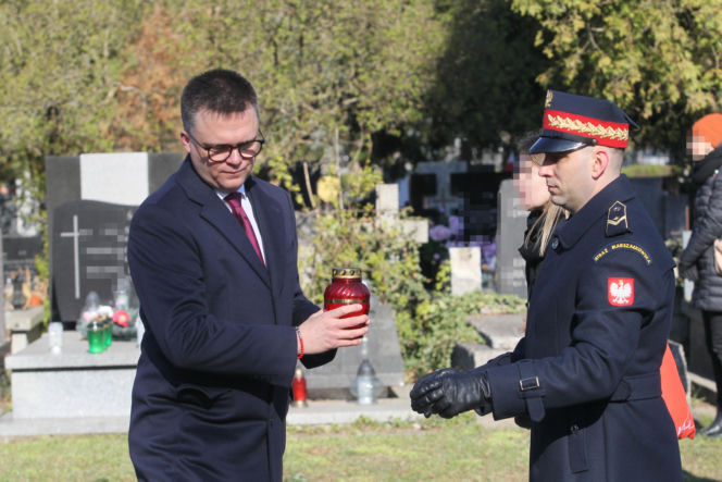 Hołowania klęknął przed grobem ofiary katastrofy smoleńskiej