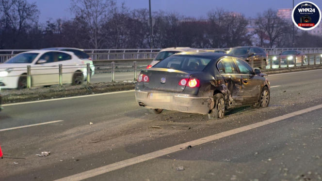 Wypadek na Trasie Łazienkowskiej. Autobus i trzy auta rozbite