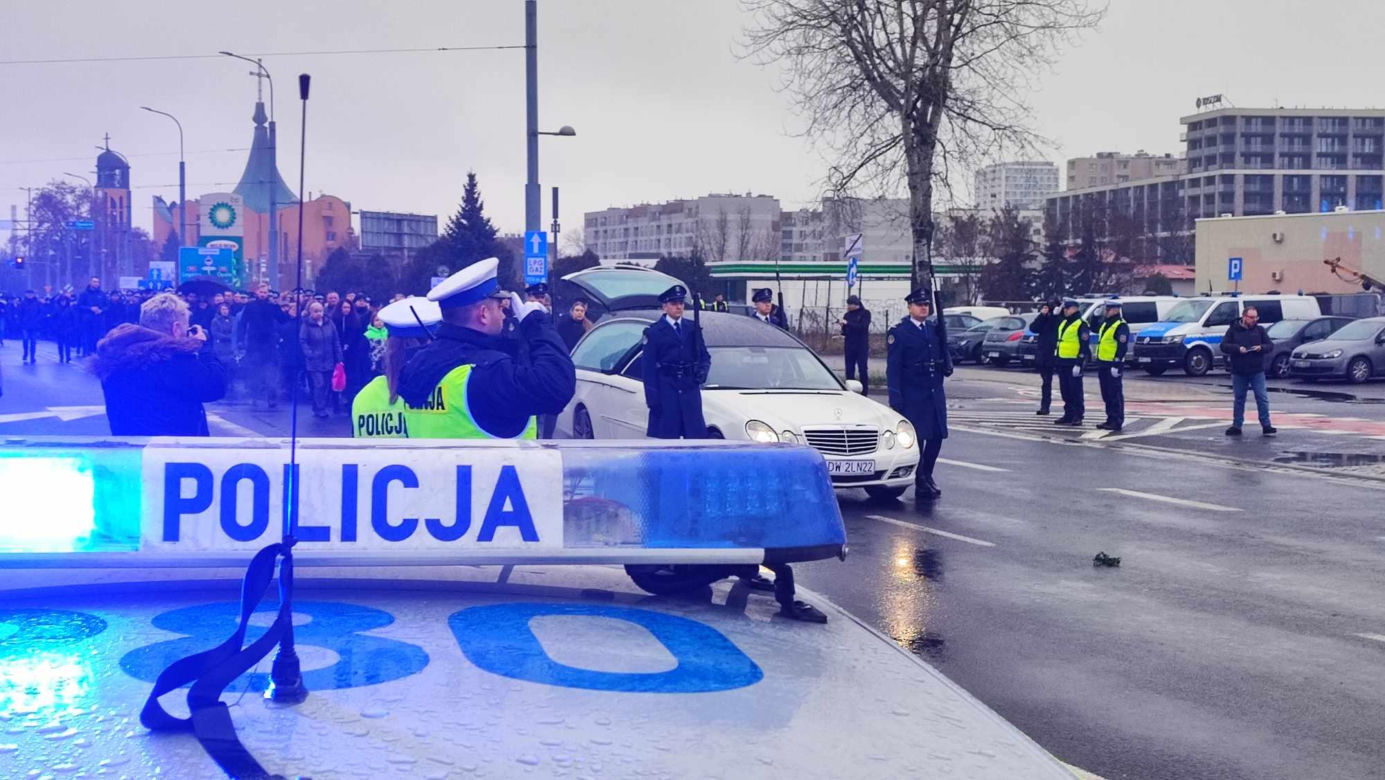  Wrocław. Ostatnie pożegnanie policjantów zastrzelonych na służbie. "Wasz tata jest bohaterem"
