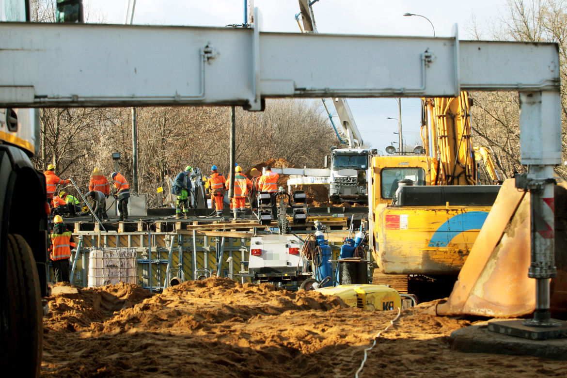 Leją beton na Marywilskiej. Remont walącego się wiaduktu wszedł w kluczowy etap